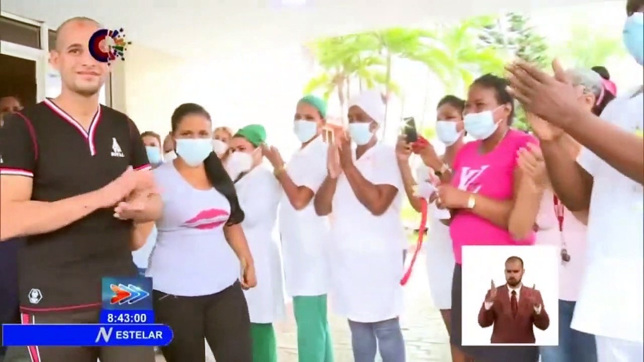 El conmovedor momento en que uno de los heridos críticos del Saratoga sale del hospital