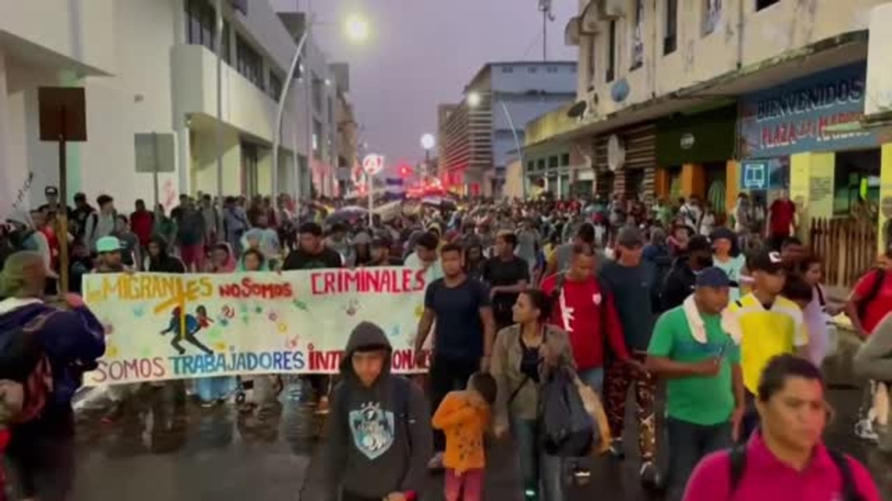 Una gran caravana de migrantes pone rumbo a Estados Unidos