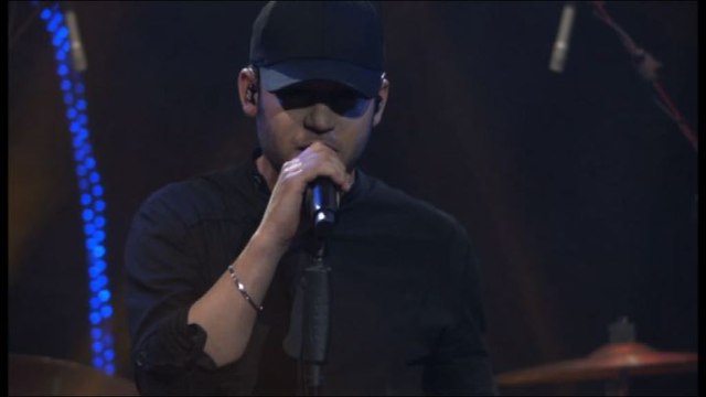 Il rapper Rancore canta X agosto 2048 a Luce Social Club