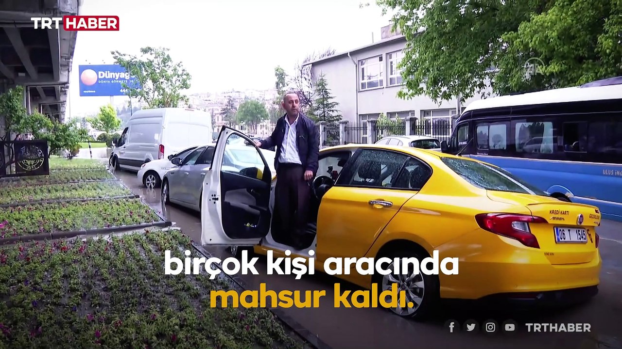 Ankara sele teslim oldu: Arabasındaki suyu karton bardakla boşalttı