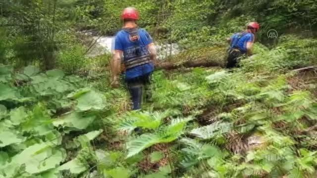 Fotoğraf çektirirken dereye düşüp kaybolan turisti arama çalışmaları sürüyor