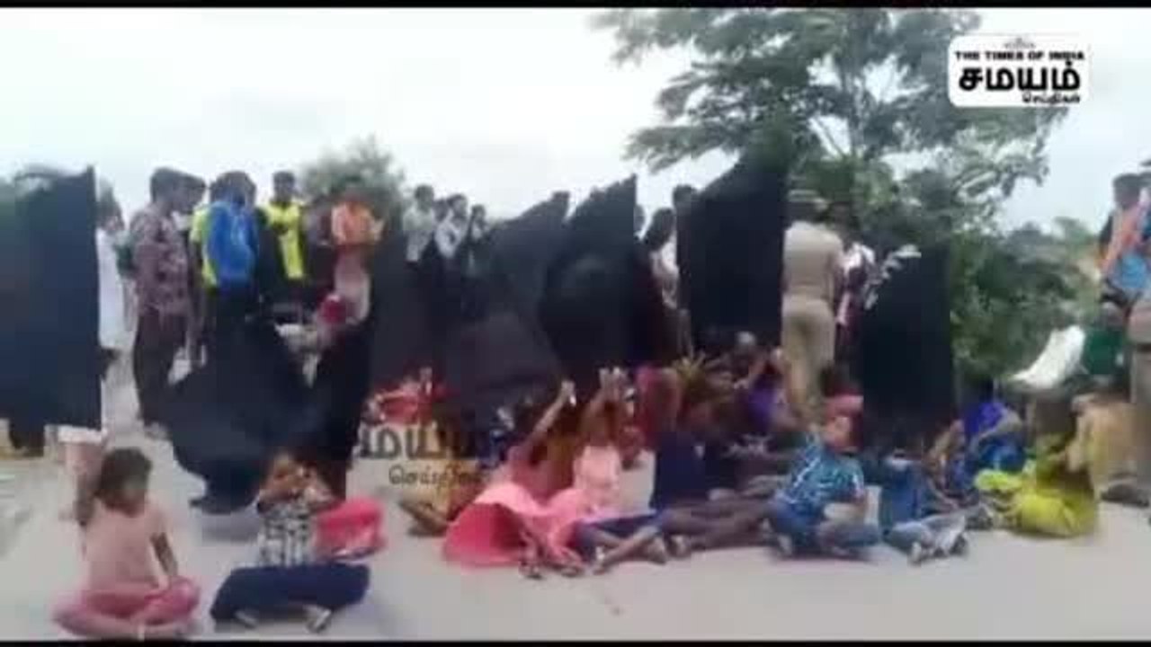கல் குவாரியை மூடுங்க; கருப்பு கொடியுடன் சாலையில் இறங்கிய மக்கள்!