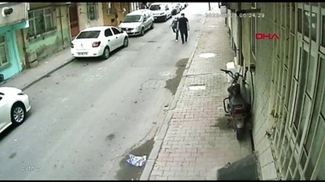 Bağcılar'da örümcek gibi tırmanarak girdiği evden iki telefon çaldı