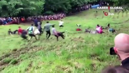 İngiltere'de 600 yıllık gelenek: Peynir yuvarlama yarışması