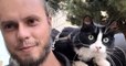 Un homme adopte un chat orphelin et l'emmène en road-trip à moto pour explorer le monde