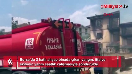 Bursa'da 3 katlı ahşap bina alev alev yandı