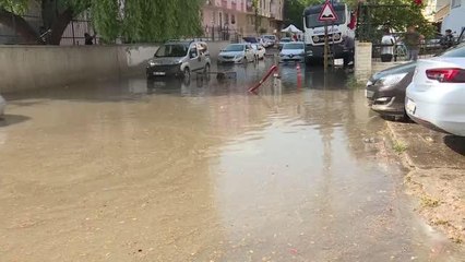 Etkili sağanağın ardında cadde ve sokaklarda temizlik çalışmaları sürüyor