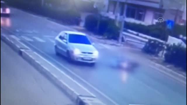 Motosiklet sürücünün yaralandığı kaza anı güvenlik kamerasında