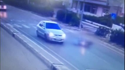 Motosiklet sürücünün yaralandığı kaza anı güvenlik kamerasında