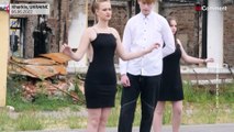 Estudantes finalistas de Kharkiv dançam nos escombros da sua escola