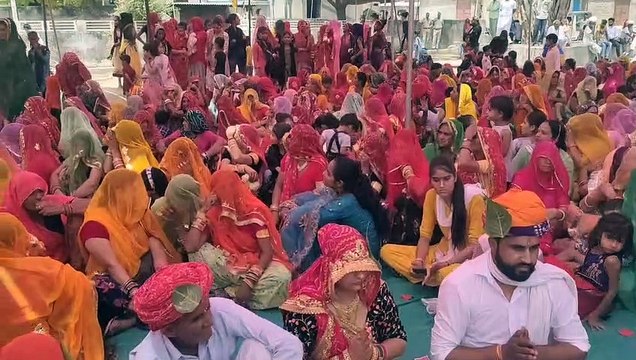 गाजे-बाजे से निकाली भगवान की शोभायात्रा