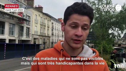 Sa mère grimpe sur un immeuble pour contester