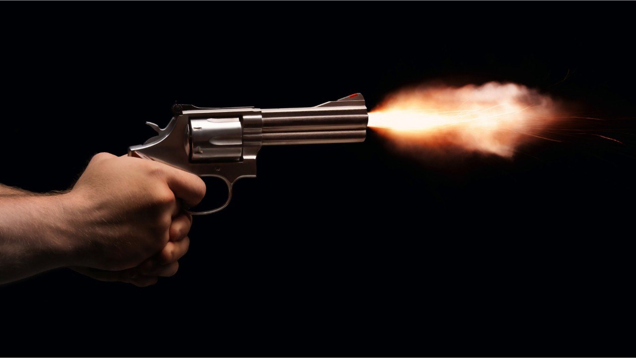 Un enfant de 2 ans trouve une arme dans un sac, il abat son père d'une balle dans le dos