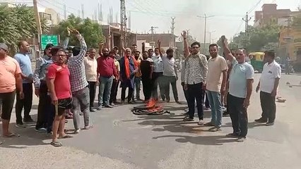 पेयजल समस्या पर फूटा आक्रोश, रास्ता जाम कर फूंके टायर