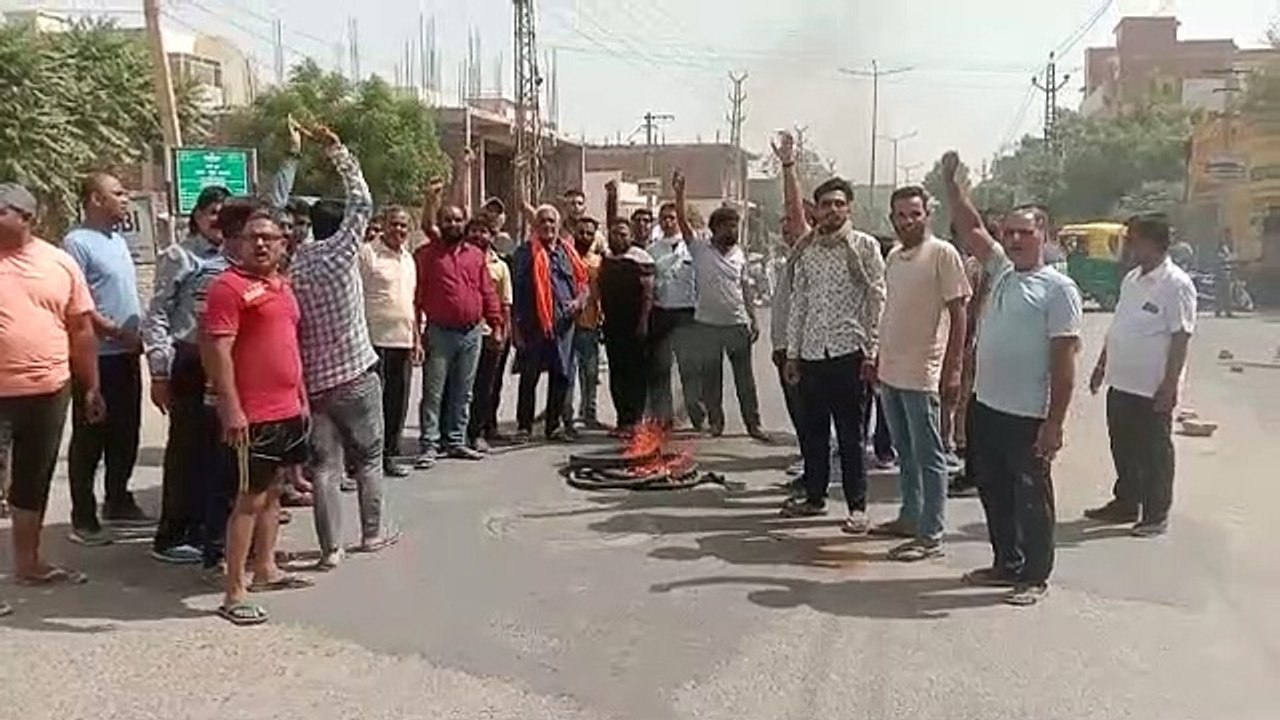 पेयजल समस्या पर फूटा आक्रोश, रास्ता जाम कर फूंके टायर