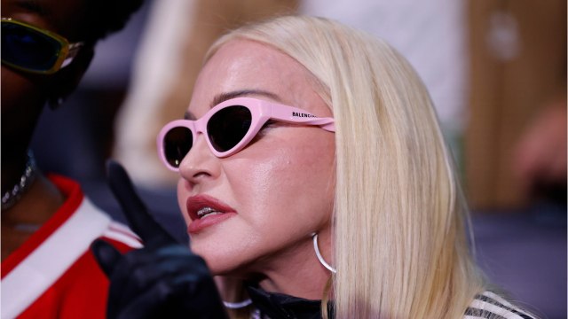 GALA VIDÉO - Madonna sur son lit dans une pose suggestive : les internautes voient rouge… (1)