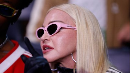 GALA VIDÉO - Madonna sur son lit dans une pose suggestive : les internautes voient rouge… (1)