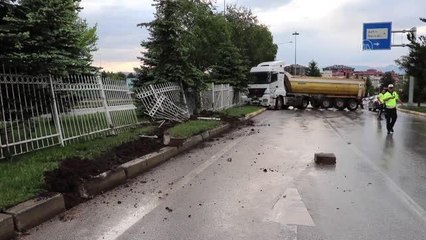 Yağış nedeniyle kaldırıma çarpan kamyonun sürücüsü yaralandı