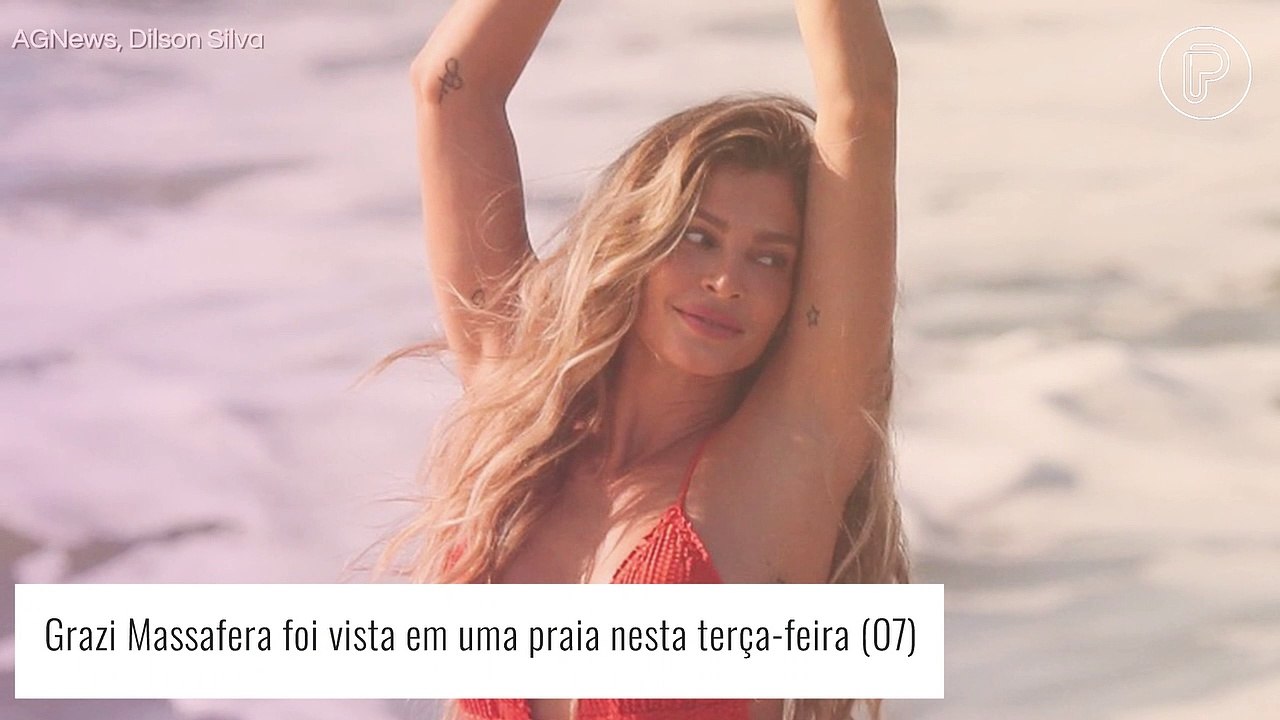 Beleza de milhões! Grazi Massafera aposta em maiô cavadíssimo em dia de praia. Fotos!
