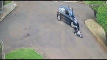 Vídeo mostra motociclista sendo jogado em para-brisas de carro durante colisão no Bairro Country