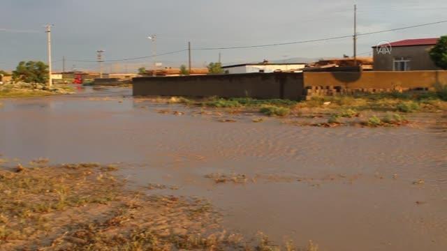Yunak ilçesinde şiddetli yağış sele yol açtı