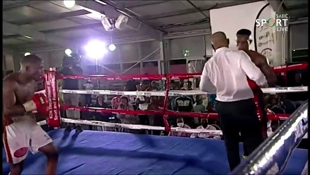 Ce boxeur est KO debout et ne sait plus où il est