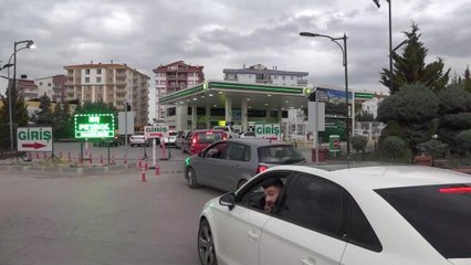 Aksaraylı Vatandaş, Mazot Kuyruğunda: "Bu Böyle Gitmez. Sandıkta Görüşürüz!"