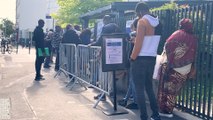 «J’ai pris ma journée» : la difficile attente dans la queue de la Sécurité sociale de Saint-Denis