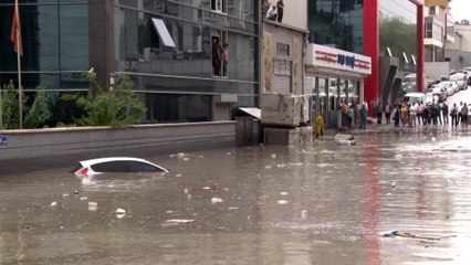 Ankara'da sağanak; yolu su bastı, minibüstekiler iş makinesiyle kurtarıldı