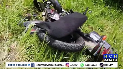 Brutal accidente vial deja una motocicleta destruida y un turismo entre los árboles de la zona