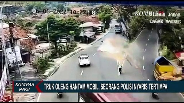 Detik-detik Truk Oleng Hantam Mobil, Petugas Polisi Nyaris jadi Korban!