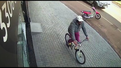 Durante tentativa de estacionar caminhonete, motorista derruba motocicleta estacionada