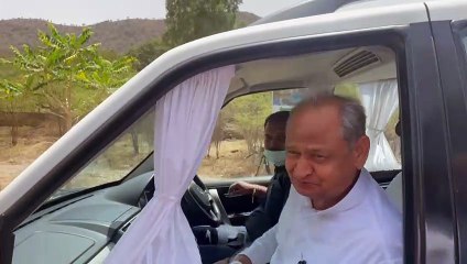 कुल अन्दाज़ में मीडिया से मिलने पहुँचे सीएम