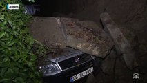 Keçiören'de şiddetli yağış sonrası istinat duvarı park halindeki araçların üzerine çöktü