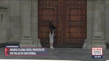 Saxofonista atacada con ácido protestó en Palacio Nacional