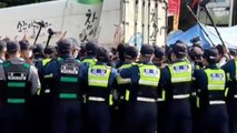 경찰, 하이트진로 이천공장 앞 화물연대 노조원 15명 체포 / YTN