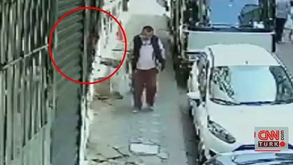 Apartman kapısını sırtlayıp çaldı