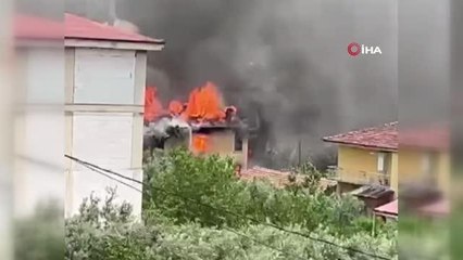 Bursa'da 3 katlı bina alevlere teslim oldu