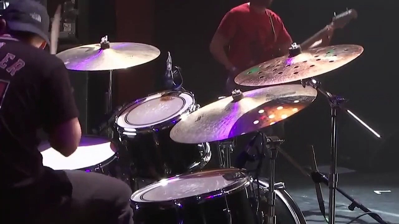 Législatives - Le député LFI Adrien Quatennens chante et interpréte un titre de Hubert-Félix Thiéfaine sur la scène du théâtre Sébastopol de Lille pendant son meeting - VIDEO