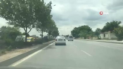 Arabasında merdiven taşıyan sürücünün tehlikeli yolculuğu