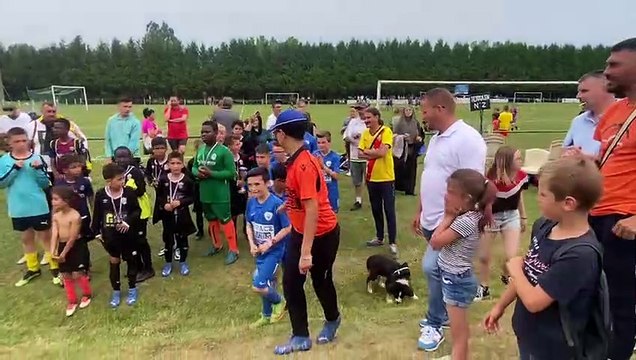 REMISE DES TROPHEES AUX U11A SINOIS AU TOURNOI D'ECOURT ST QUENTIN