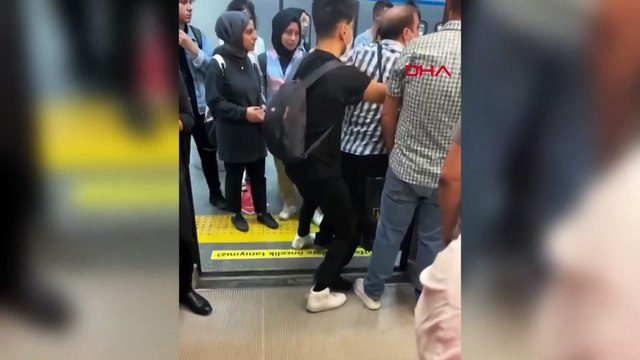 Metroda boks maçını aratmayan kavga! Kafasını altına alıp defalarca yumrukladı: O anlar kamerada