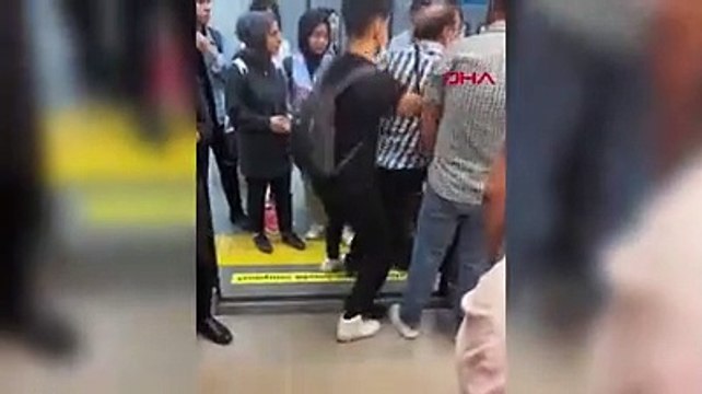 Metro boks ringine döndü! Yumruk yumruğa kavga kamerada