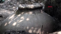 Antik kentte yapılan kazıda toprak küp bulundu