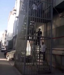 Alevlerden kaçan işçiler yangın merdiveninde mahsur kaldı: Yangında faciadan dönüldü