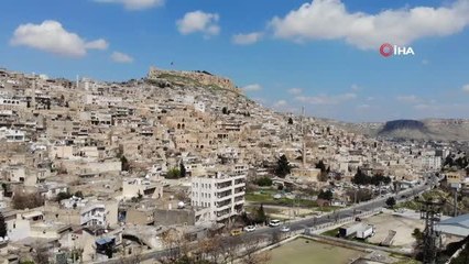 Tarihi kent Mardin, sıcak havaya rağmen turist ağırlamaya devam ediyor