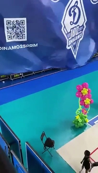 Le sauvetage d'un ouvrier suspendu au plafond dans un gymnase