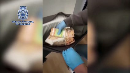 Entrada y registro de la vivienda de Madrid, donde se situaba la red criminal de estafa a un operador de telefonía / POLICÍA NACIONAL