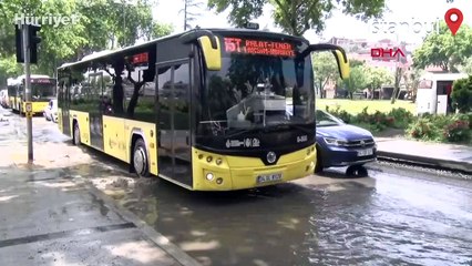 Balat'ta yağmur sonrası yol göle döndü