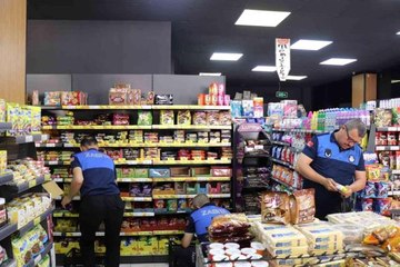Markette yapılan kontrolde çok sayıda tarihi geçmiş ürün ele geçirildi